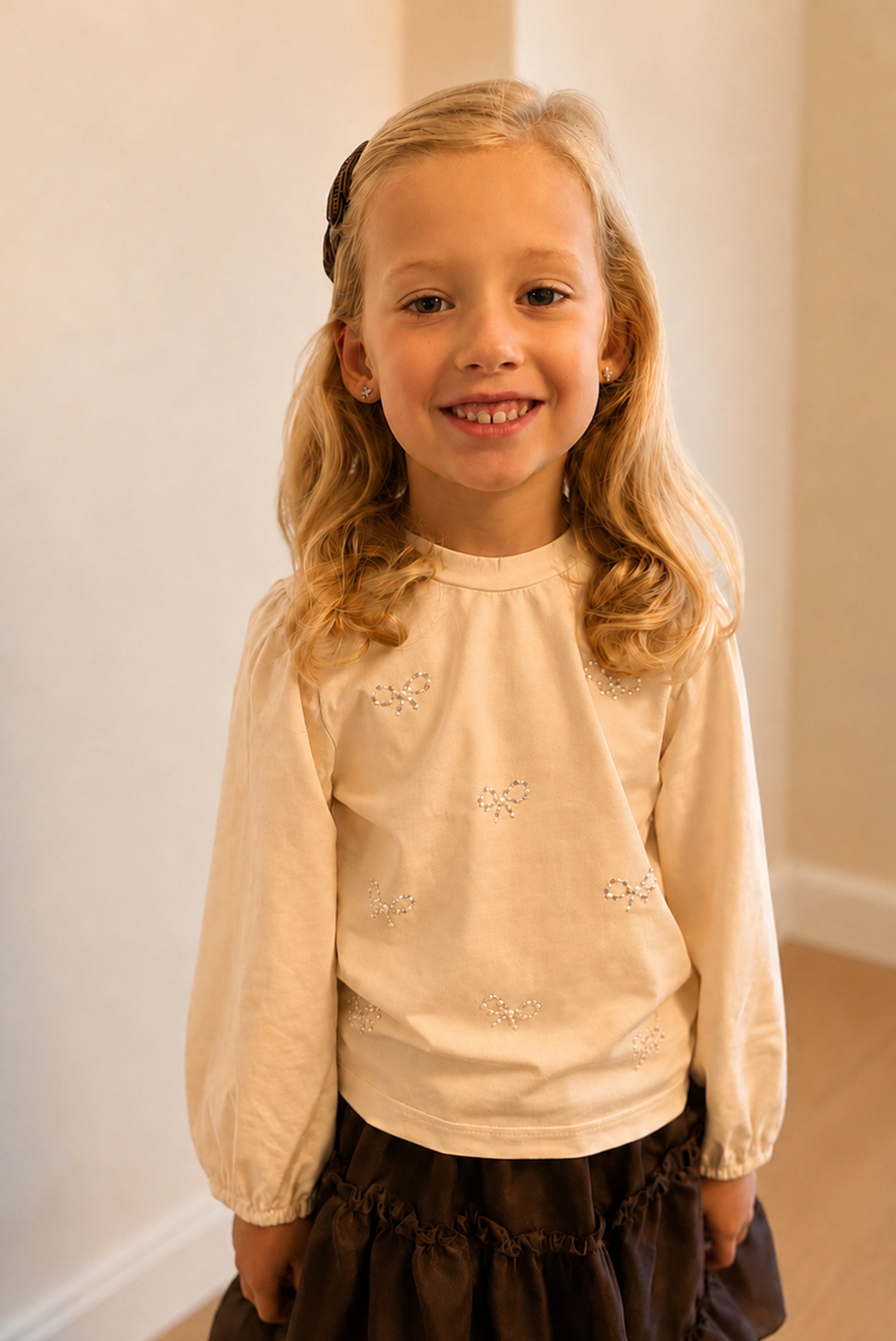 NOOR top met strass strikjes - Warm Winter White